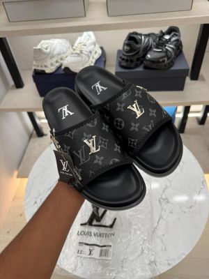 Lou   vuitton.  Slide black
