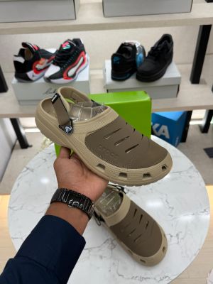 Croccs yukon beige clogs