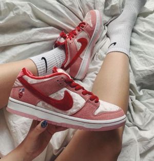 WMN Nikkee Sb Dunk Low Strange Love womens