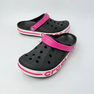 WMN Croccs Unisex Bayaband Clogs in black and candy pink