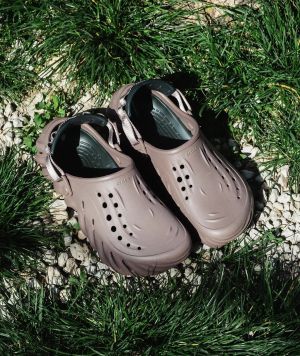 Croccss Echo Clogs (Truffle Brown)