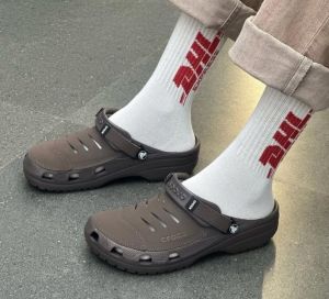 Croccs yukon clogs brown