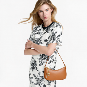 Loui Vuitton pochette bloom with box 6149
