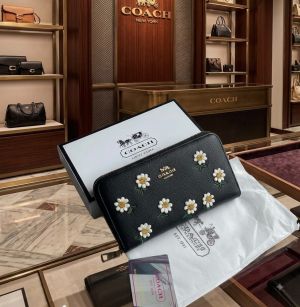Coaach ladies wallet with box(cdo2-blqck)