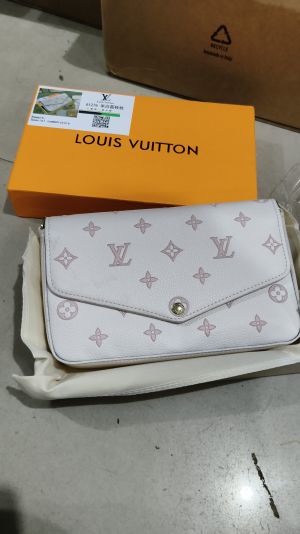 Loui Vuitton pochette felicie with box 5086