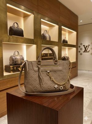 Louii.s Vuitton Skyline Handbag with box dustbag box 5017