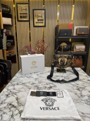 Versacee shoulder bag in gold accents with magnetic closure bag (Black and gold)