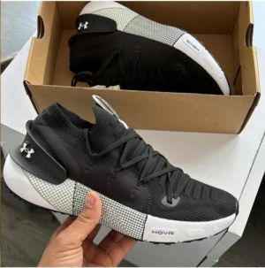 Und Armour ..Hovr Phantom black white