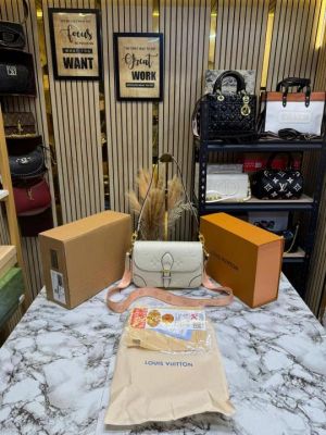 Loui Vuitton marellini shoulder bag with double og box and dust bag (white)
