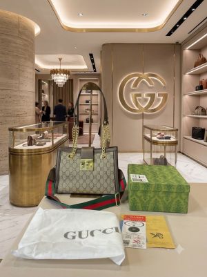 Guccci padlock signature bag with og box