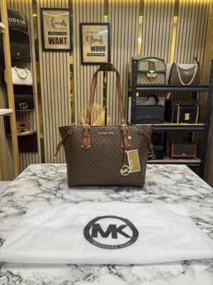 Michael Korrs Voyager Tote Bag With Dust Bag (Brown)
