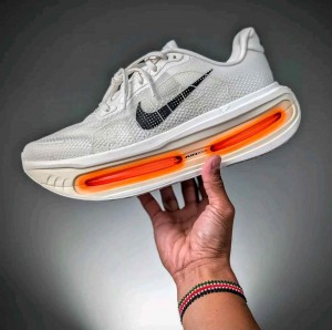 Nikke Vomero Premium white orange