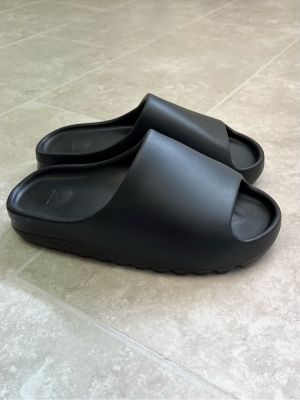 Adidaas Yeezy Side Onyx 200