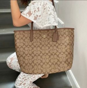 Coacch city tote bag in signature Canvas With Ogbox Dustbag