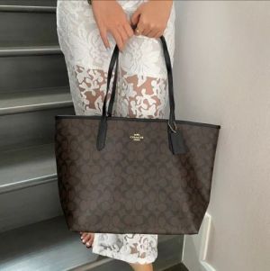 Coacch city tote bag in signature Canvas With Ogbox Dustbag